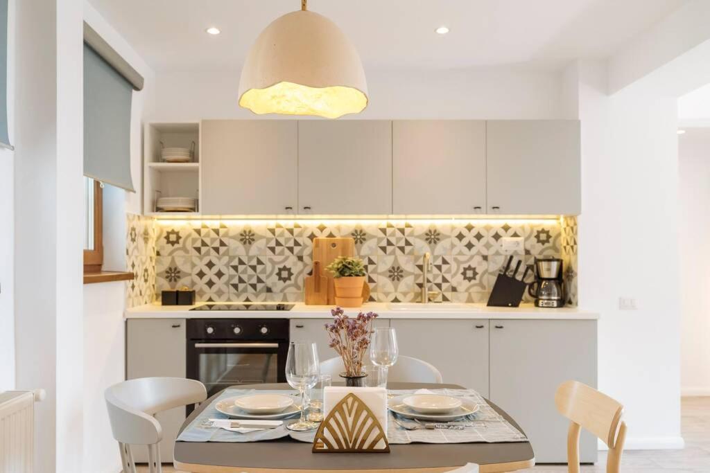 Sunny 2Br Flat - Old Town View Apartment Bucureşti Exterior foto